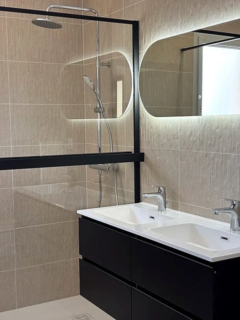 Salle de bain nettoyée après fin de chantier — AZ Nettoyage Lyon